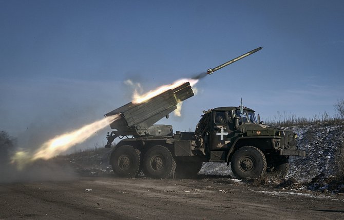 Salvový raketomet ukrajinské armády Grad odpaluje jednu z raket na ruské pozice v přední linii poblíž Soledaru v  Doněcké oblasti na východě Ukrajiny 11. ledna 2023