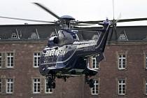 Policejní vrtulník s podezřelým, kterého policisté zatkli při zátahu proti krajně pravicovým extremistům, přilétá do německého Karlsruhe 7. prosince 2022