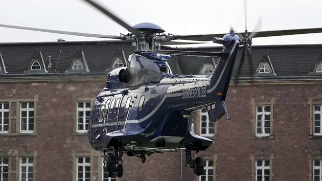 Policejní vrtulník s podezřelým, kterého policisté zatkli při zátahu proti krajně pravicovým extremistům, přilétá do německého Karlsruhe 7. prosince 2022