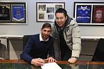 Fotbalista Emiliano Sala při podpisu smlouvy s Cardiff City