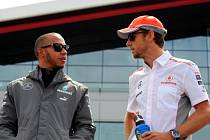 Lewis Hamilton v diskusi s Jensonem Buttonem