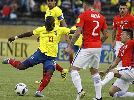 Enner Valencia (13) během kvalifikačního utkání s Chile