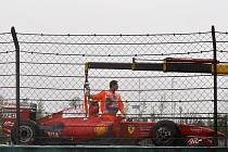 Felipe Massa v Číně nedojel, skončil kvůli poruše elektorniky jeho Ferrari.