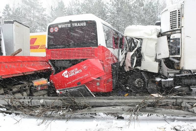 Při hromadné nehodě uvízly desítky aut, kamionů i autobusů.