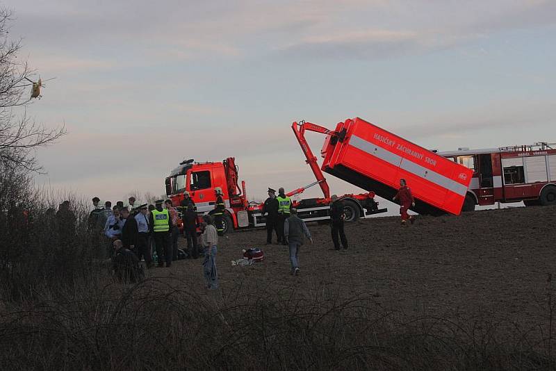 Záchranáři pomáhají obětem srážky tramvají ve Vřesině 11. dubna 2008.