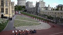 Hrad Windsor se připravuje na příjezd limuzíny s rakví s pozůstatky královny Alžběty II.