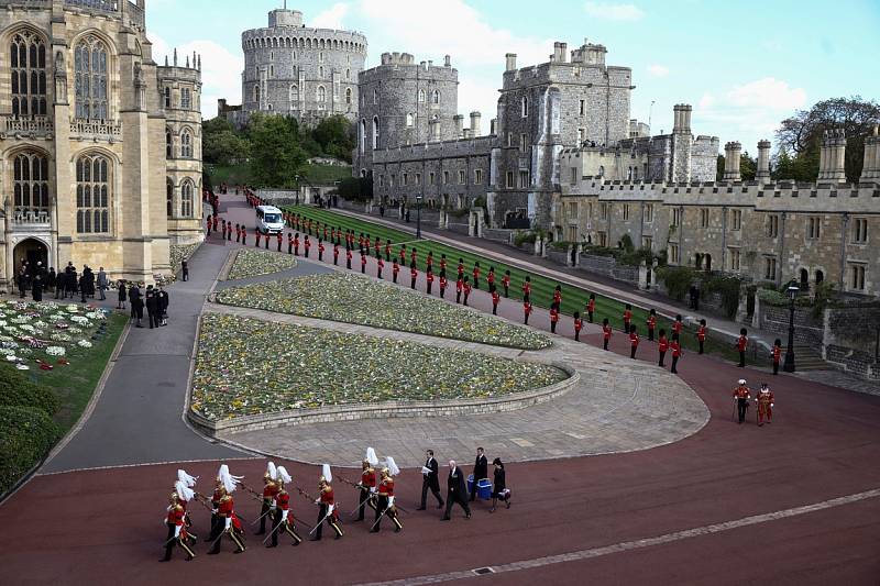 Hrad Windsor se připravuje na příjezd limuzíny s rakví s pozůstatky královny Alžběty II.