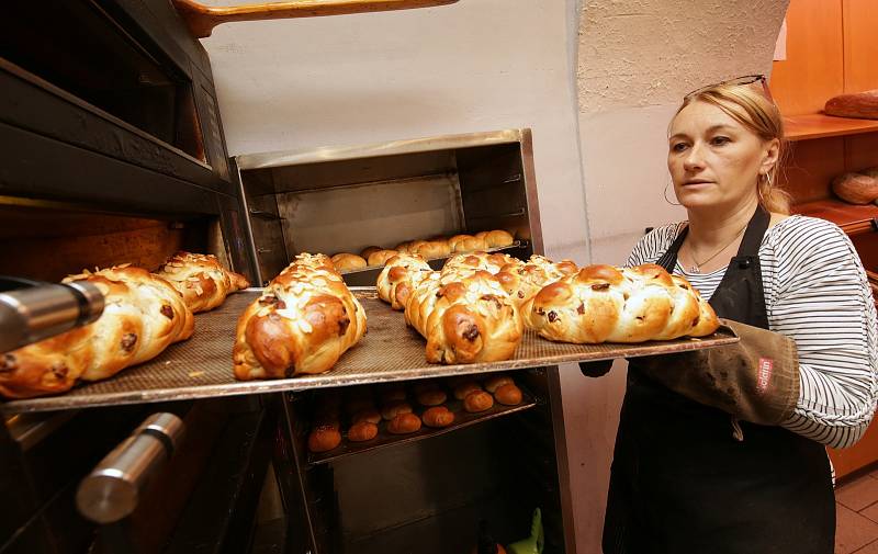 Pekaři se v předvánočním čase nezastaví, každý den pečou stovky vánoček