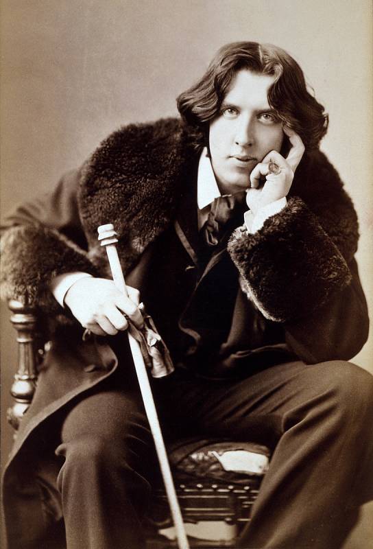 Anglický spisovatel, básník a dramatik Oscar Wilde se proslavil například románem Obraz Doriana Graye.