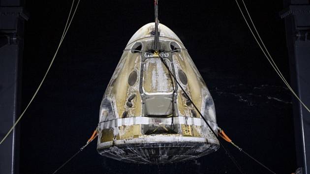SpaceX Crew Dragon po návratu z vesmíru. Ilustrační foto.