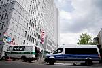 Policejní vozy parkují 24. srpna 2020 před berlínskou kliniko Charité, kde je hospitalizován předák ruské opozice Alexej Navalnyj.