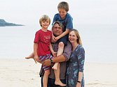 Čtyřiačtyřicetiletý muž, podnikatel a táta dvou dětí, je na snímku s vývodem, který má zavedený po dlouhém boji s rakovinou prostaty. 