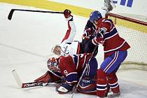 Gólman Montrealu Cristobal Huet  při jednom ze svých úspěšných zákroků proti Washingtonu. Jeho zásluhou Canadiens vyhráli 4:0. 