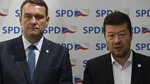 Lídr SPD Tomio Okamura a místopředseda Radim Fiala