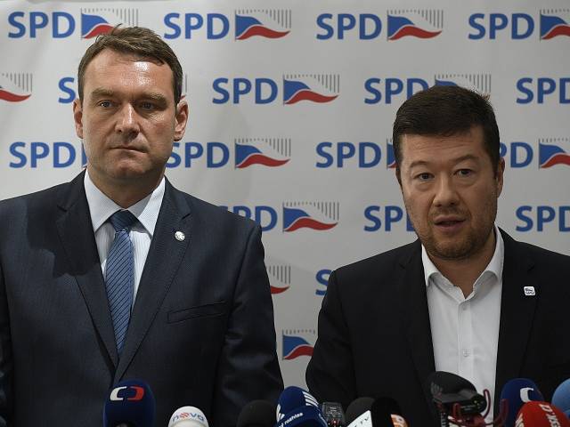 Lídr SPD Tomio Okamura a místopředseda Radim Fiala