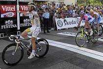 Mark Cavendish slaví triumf díky dokonalé týmové spolupráci.