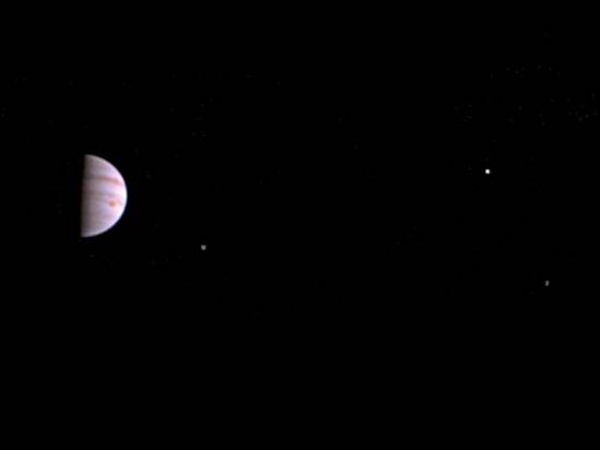 Na snímku, který zveřejnila americká vesmírná agentura NASA, je vidět Sluncem osvětlená polovina Jupiteru i tři jeho měsíce.