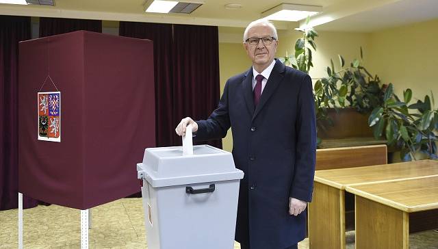 Jiří Drahoš ve volební místnosti