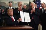 Americký prezident Donald Trump podepsal v přítomnosti izraelského premiéra Benjamina Netanjahua dekret, ve kterém uznává izraelskou svrchovanost nad Golanskými výšinami.