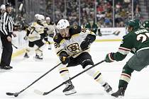 Hokejista Bostonu David Pastrňák (vlevo) a Jonas Brodin z Minnesoty.