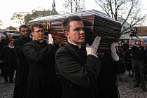 Převezení ostatků kardinála Josefa Berana do Strahovského kláštera.