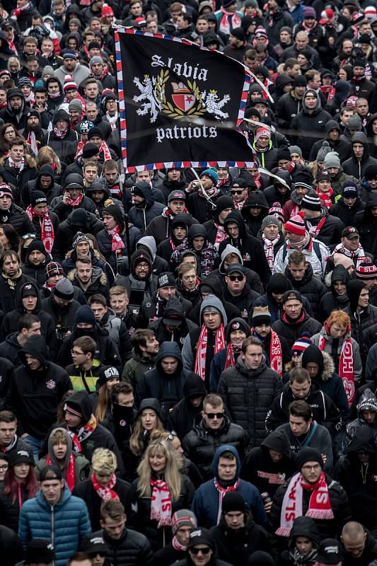 Zápas 21. kola Het ligy mezi Sparta Praha a Slavia Praha, hraný 17. března v Praze na Letné. Fanoušci Slavie šli z Václavského náměstí tradičním pochodem na Letnou.