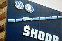 Spojení Škody a Volkswagenu se oslavovalo i na fasádě jednoho paneláku