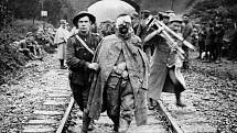 První světová válka. Německý zajatec s britským vojákem. Váleční fotografové zdokumentovali útrapy obou světových válek