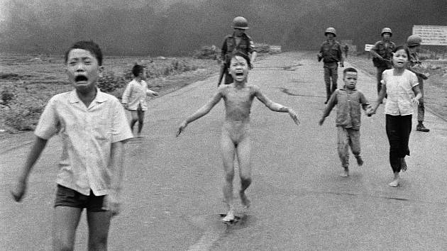 Napalmová dívka (Vietnam,1972). Útěk dětí popálených napalmem po náletu jihovietnamského letectva na vesnici Trang Bang z 8. června 1972. V popředí běžící popálená dívka Kim Phuc se stala symbolem hrůz vietnamské války