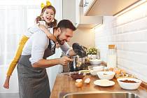Vařit pro celou rodinu může být i zábava. Zapojte do přípravy oběda či večeře i své děti.