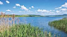 ...na idylické jezero Milada s báječně čistou vodou a řadou atrakcí na březích (snímek je ze současnosti)
