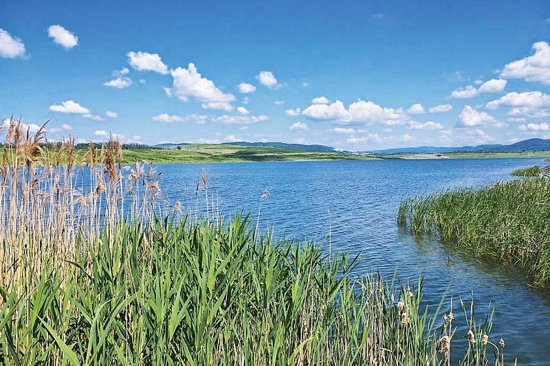 ...na idylické jezero Milada s báječně čistou vodou a řadou atrakcí na březích (snímek je ze současnosti)