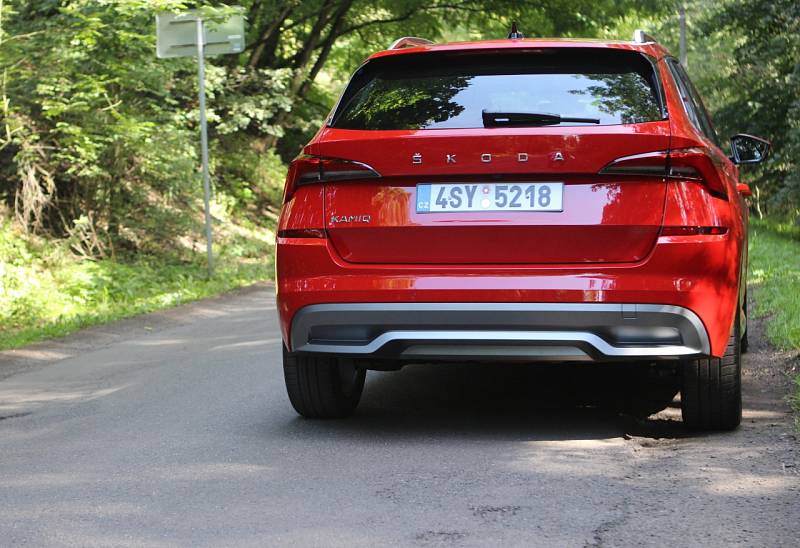 Vzezření SUV jí dodávají plastové kryty