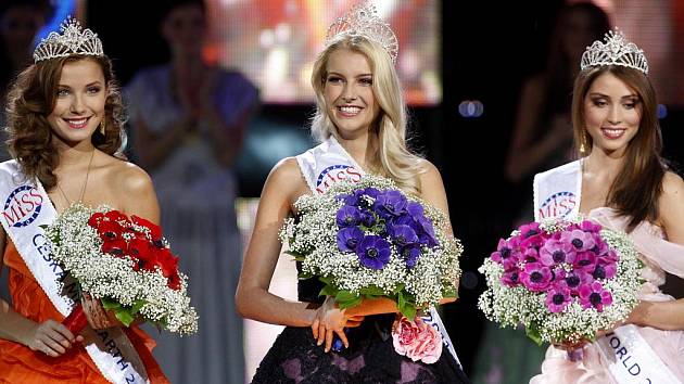 Zleva Česká Miss Earth Šárka Cojocarová, vítězka Česká Miss Jitka Nováčková a Česká Miss World Denisa Domanská