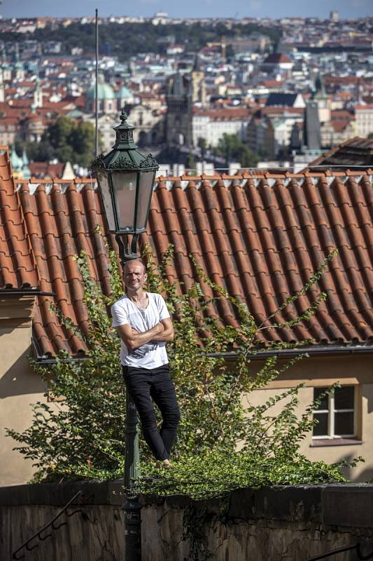 Dalibor Gondík: Běhám teprve deset let. Do čtyřiceti jsem uběhl celkově tak 250 metrů. Nenáviděl jsem to. Takže teď v padesáti to ještě držím na těch dvanácti kilometrech za hodinu. Uvidíme co dál.