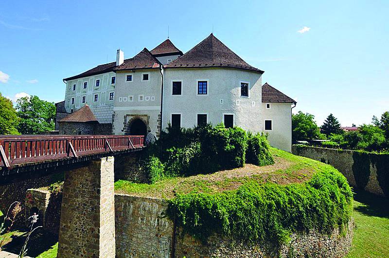 Nové Hrady: Město je vstupní branou do Novohradských hor. Jeho dominantou je mohutný opevněný hrad.