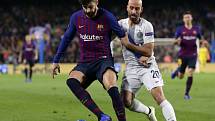 FC Barcelona - Inter Milán.  Vlevo Gerard Pique z Barcelony, vpravo Borja Valero z Interu.