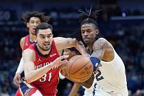 Hráč New Orleans Pelicans Tomáš Satoranský (vlevo) bojuje o míč v zápase NBA s týmem Memphis Grizzlies.