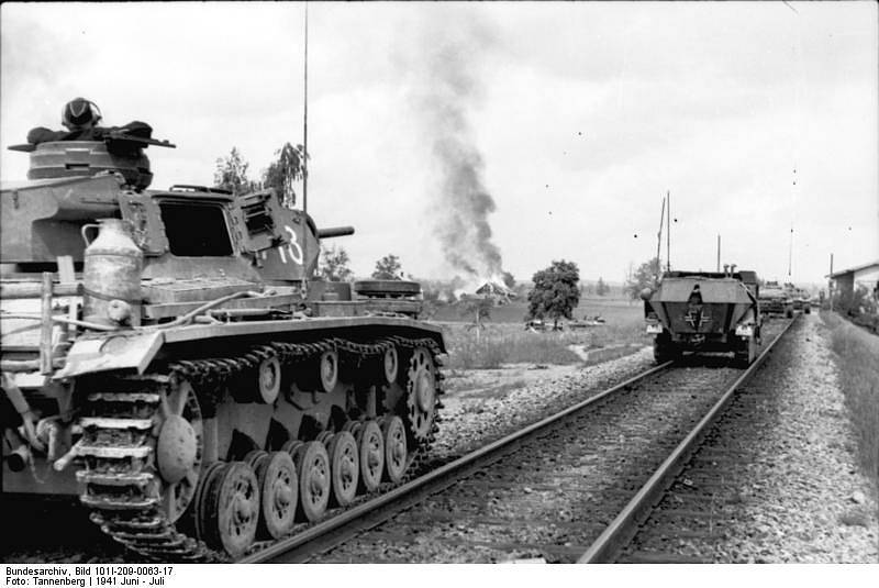 Německá tanková vojska po napadení Sovětského svazu. Na snímku tank Panzer III a obrněný transportér Sd Kfz 251