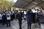 Studenti s prázdnými papíry protestují kvůli protiepidemickým opatřením proti covidu na Univerzitě Čching-chua v čínském Pekingu 27. listopadu 2022.