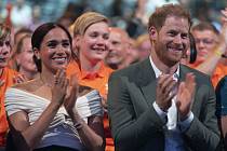 Britský princ Harry a jeho manželka Meghan Markleová na zahajovacím ceremoniálu her invalidních válečných veteránů Invictus Gamev nizozemském Haagu, 16. dubna 2022.