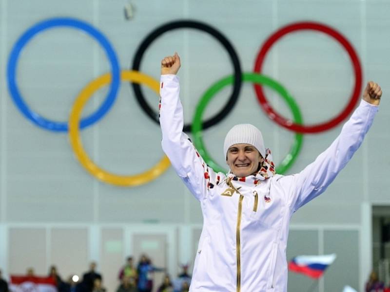 Martina Sáblíková se raduje ze stříbrné medaile na olympijských hrách v Soči.