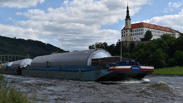 Děčín propluly tanky pro plzeňský pivovar.