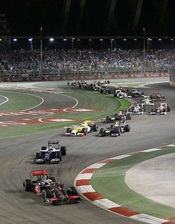 Velká cena Singapuru formule 1: Lewis Hamilton v McLarenu vede krátce po startu.