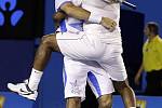 Radek Štěpánek (vlevo) s Leanderem Paesem se radují z triumfu na Australian Open.