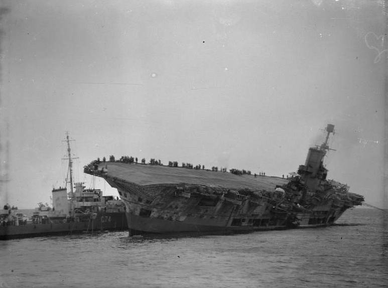 K rozervané letadlové lodi Ark Royal připlul na pomoc torpédoborec Legion, který převzal na svou palubu 1487 členů její posádky