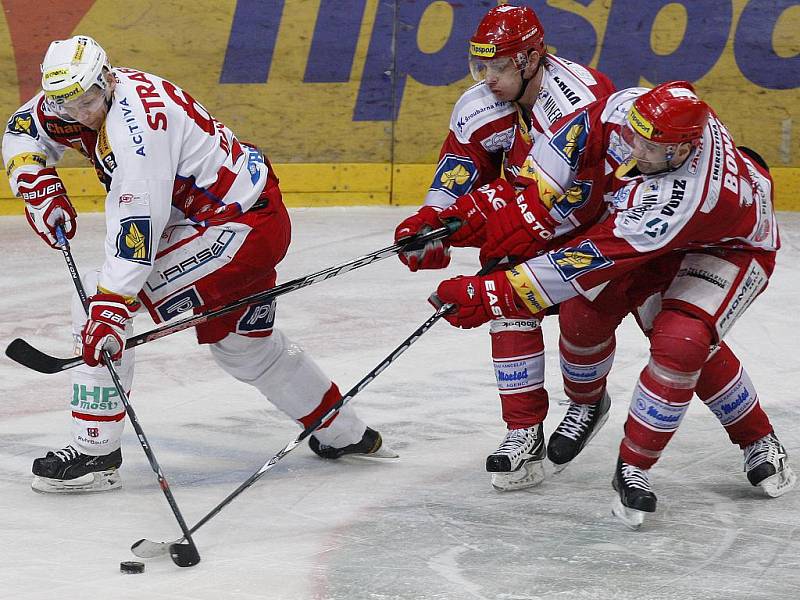 Útočník Slavie Tomáš Micka (vlevo) ujíždí hokejistům Třince.