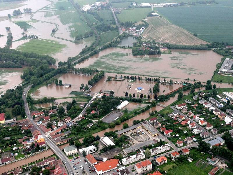 Letecké snímky povodní. Povodně v Královéhradeckém kraji nejvíce postihly města Svoboda nad Úpou, Hostinné, Nový Bydžov nebo Chlumec nad Cidlinou (na snímku koupaliště).