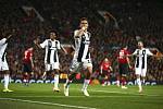 Paulo Dybala (uprostřed) z Juventusu se raduje z gólu proti Manchesteru United.