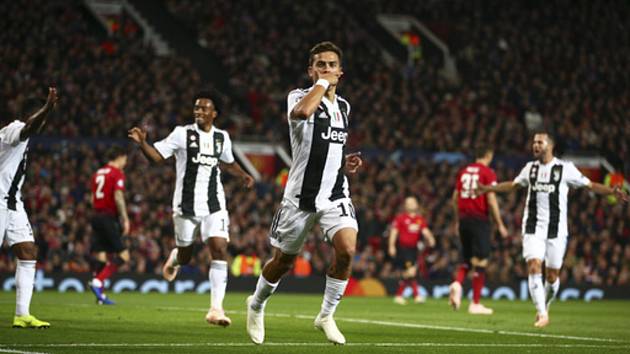 Paulo Dybala (uprostřed) z Juventusu se raduje z gólu proti Manchesteru United.